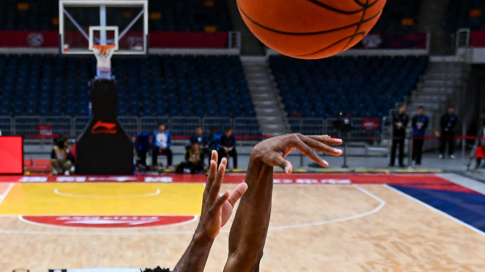 NBA比赛集锦视频缩略图，画面定格在球员三分球出手的瞬间，篮球在空中划出弧线，记分牌显示比赛还剩最后3秒